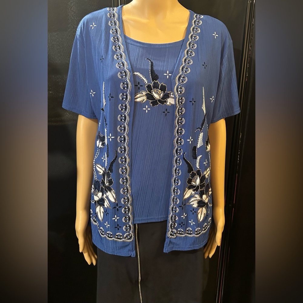 T-C Fashion short sleeve embroidered blouse. Sz med